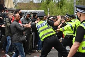 第一了😂上赛季曼联球迷被捕事件最多,曼城西汉姆排名二、三