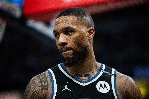 比卢普斯:现在利拉德不用再一个人扛起球队了 他的心态非常完美