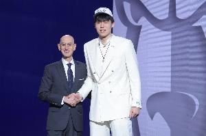 16顺位被摘走!队记:开拓者选择杨瀚森时我们还没准备好他的资料