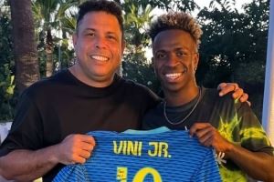 维尼修斯社媒晒同大罗合照,共同手持维尼修斯的巴西10号球衣