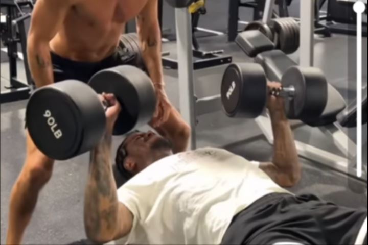 💪NBA球员的力量!杰伦-格林用90磅哑铃做平板卧推!