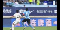 杨帅疑似附加动作放倒马莱莱,裁判吹罚犯规+无牌