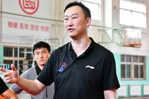 媒体人:青岛三人男篮解散 球队挽留张扬 望其填补杨瀚森离队空缺