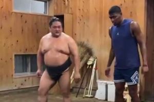 八村塁与相扑士一起训练 网友:你又不是勇士的 没人在更衣室揍你