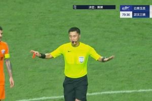 撤回红宝石卡!钟晋宝犯规被马宁出示直红,回看后改判黄牌
