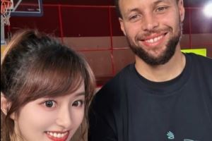 嘴角根本压不下来!美女主持王小七晒照:兄弟们 和库里自拍来了