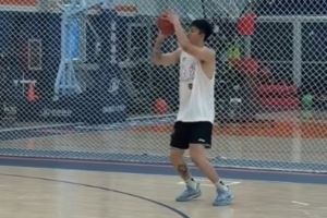 媒体人:张镇麟的身体状态还处于恢复阶段 他进行了投篮加练