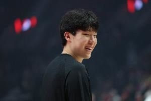  首秀在即！杨瀚森赛前在场边摩拳擦掌 总经理克罗宁在一旁陪着
