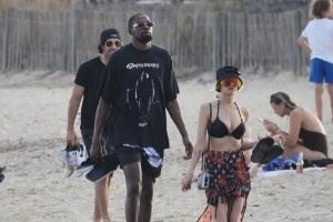  KD调侃女主持：我和一个像你的女孩一起游玩 大家都说我俩在恋爱