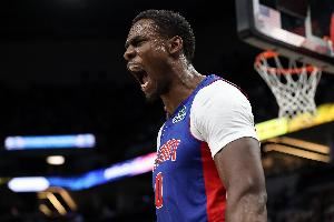  吃饼怪侠！杜伦上半场8中7得17分2板2助 扣篮5中5