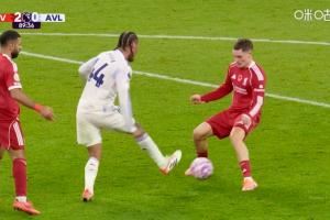  😕维尔茨顶在中锋17分钟，4触球2丢球权1次离谱长传1次穿裆被过