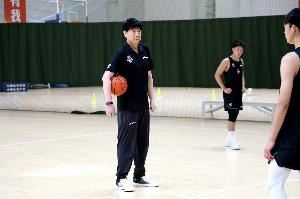  济南时报：山东新赛季目标就是确保进前8基础上 大力锻炼年轻队员