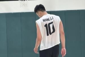  💪天道酬勤！当地时间晚上十点 王俊杰仍在球馆加练 三分七连中