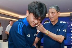  蒯纪闻：非常感谢徐导和这帮小兄弟 希望未来在顶峰相见