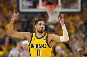  挺像那么回事！哈利伯顿场边正装指挥队友 神似球队主帅