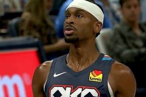  这怎么防？！亚历山大突破对抗拉文 随手一抛打板命中2+1！